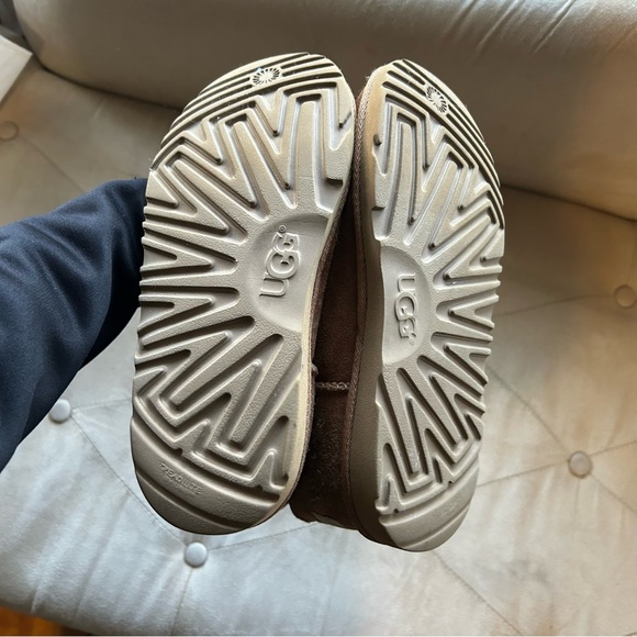 UGG Kids Youth Girls 4 1017703K Classic II Tan Brown Boots - Picture 4 of 5